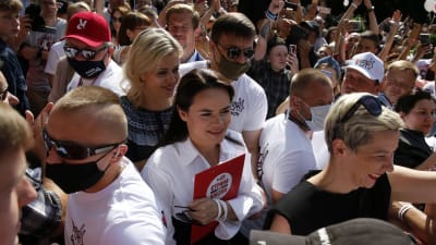 Svetlana Tichanovskaja går genom folksamlingen som samlats till hennes valmöte.