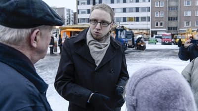 Blå framtids Simon Elo träffar folk på torget i Tamerfors