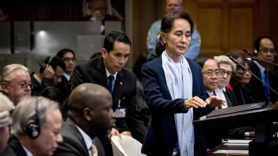 Aung San suu Kyi i internationella domstolen i Haag