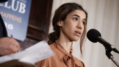 Fredspristagaren Nadia Murad under en presskonferens i Washington