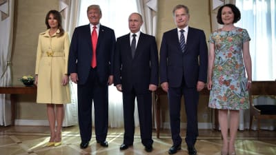 Paret Trump, president Putin och värdparet Niinistö-Haukio poserar för fotograferna inför mötet på presidentens slott i Helsingfors.