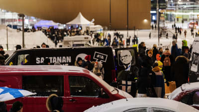 Convoy Finland -nimellä kulkeva liike järjesti perjantaina 4. helmikuuta mielenilmauksen Helsingin keskustassa.