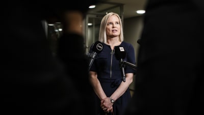Rikka Purra framträder inför pressen.
