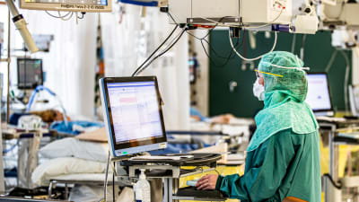 En sjukskötare Jenna Muurama jobbar vid en monitor på intensivvårdsavdelningen för coronapatienter.