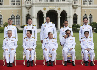 Den förre juntaledaren, premiärminister Prayut Chan-o-cha (sitter i mitten) möblerade nyligen om sin militärdominerade regering. 