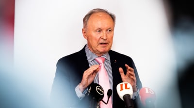Aki Lindén uttalar sig på en presskonferens.