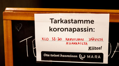 En lapp där det står på finska att man kontrollerar coronapass.