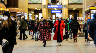 Människor i Järnvägsstationen i centrala Helsingfors.