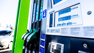 En bensinpump där 60,80 liter diesel kostade 144,64 euro.