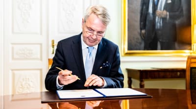 Pekka Haavisto skriver under Finlands Natoansökan.