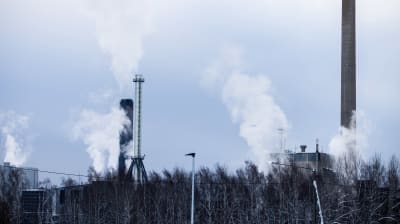 Fortums kraftverk i Finno i Esbo. I bilden syns rök som stiger från skorstenar.