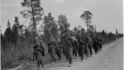 I april samlar Tongåvan för veteranerna från våra krig, här en bild på marscherande soldater på sommaren