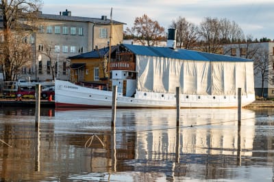 Risteilylaiva J. L. Runeberg talvehtimassa Porvoonjoen varrella.