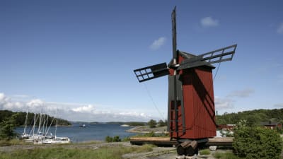 Vy över ön Gullkrona. Man ser väderkvarnen och segelbåtar i besökshamnen.