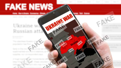 bild av fejknews på en telefon om kriget i Ukraina