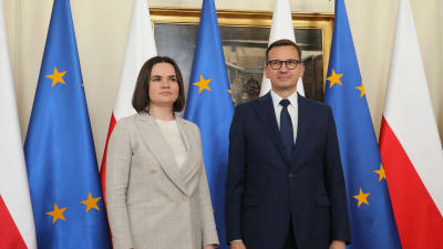 Belarus oppositionsledare Svetlana Tichanovskaja står bredvid Polens premiärminister Mateusz Morawiecki