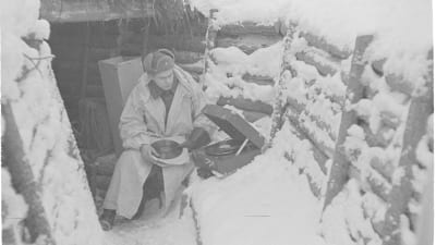 Soldat spelar grammofonskivor vid en korsu vid fronten vid Kuhmo under vinterkiget