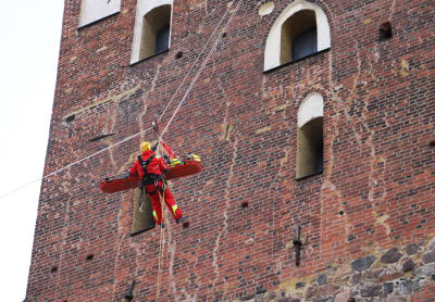 En bår hissas ner på utsidan av Åbo domkyrka