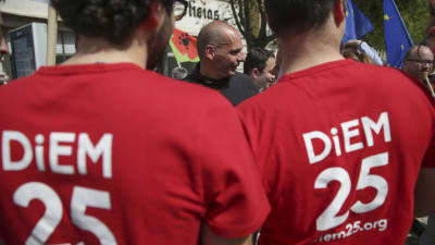 Yanis Varoufakis tillsammans med DiEM-anhängare