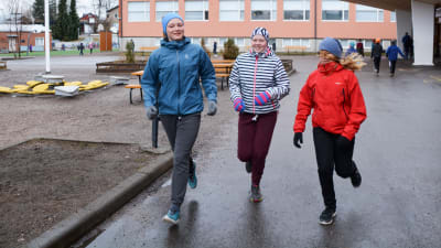 sjätteklassarna  Fanny von Schantz Emma Lindqvist och  Ella Backman springer på skolgården