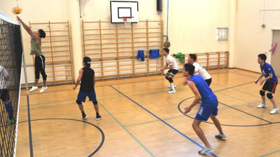 Volleybolllag spelar i gymnastiksalen i Boxby skola.