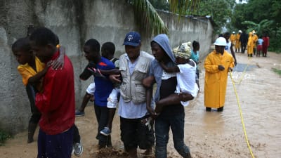 Människor flyr sina hem i översvämmade Fonds Parisiens, västra Haiti 4.10.2016