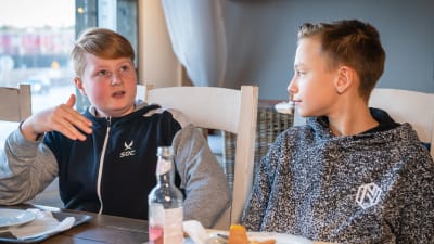 Jesse Hujanen och Sebastian Björkholm, högstadielever från Winellska skolan i Kyrkslätt