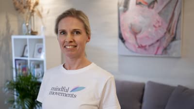 blond kvinna ler mot kameran