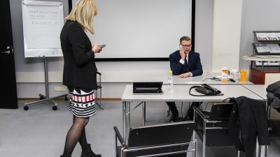 Åbobon Petteri Orpo (Saml) sitter vid ett bord och ger en intervju till Turun Sanomat klockan 21.15 på söndagskvällen. Hans specialmedarbetare syns till höger.