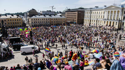 Helsingfors Pride människor på senatstorget.