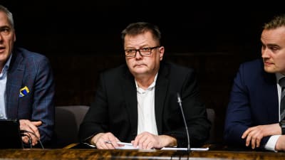 Markus Mustajärvi i riksdagen, mellan Anders Adlercreutz och Atte Harjanne