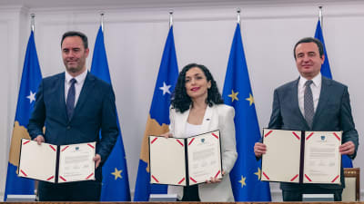 Tre ledare för Kosovo visar upp signerade medlemsansökan till EU