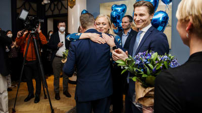 Petteri Orpo och Elina Valtonen kramas på Samlingspartiets valvaka.
