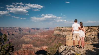 Två personer som tittar ut över Grand Canyon.