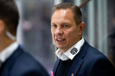Jussi Tapola står i båset.
