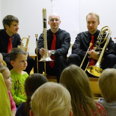 Kuopion kaupunginorkesterin puhallinkvartetti vieraili kuopiolaisessa päiväkoti Sinikellossa.