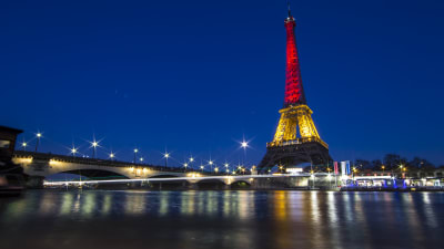 Eiffeltornet lyses upp i den belgiska flaggans färger den 22 mars 2016.