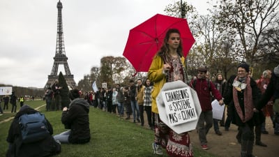"Låt oss ändra på systemet - inte på klimatet". Klimatdemonstration i Paris 12.12.2015