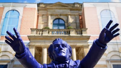 En staty föreställande Richard Wagner av Ottmar Hoerl utanför Bayreuth Festival Theater