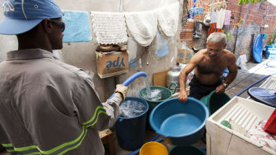 Invånare får dricksvatten i Brasilien