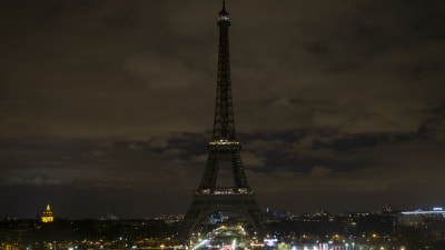 Ett mörkt Eiffeltorn under Earth Hour 2014.