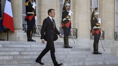 Frankrikes president Emmanuel Macron utanför Élyséepalatset i Paris 21.5.2017