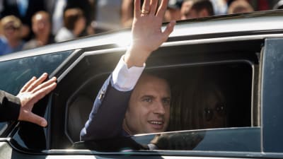 President Emmanuel Macron lämnar vallokalen efter att ha röstat i parlamentsvalets första omgång.