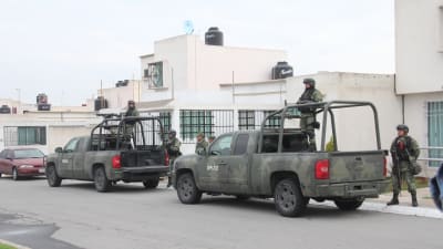Militärer med bilar står och bevakar i ett bostadsområde i Tizayuca, Mexiko där 11 personer sköts till döds på ett barnkalas.