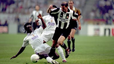Clarence Seedorf förstöker stoppa Zidane i Champions League-finalen 1998.