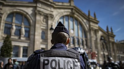 Polisman står utanför järnvägsstationen  Gare du Nord i Paris i april 2016.