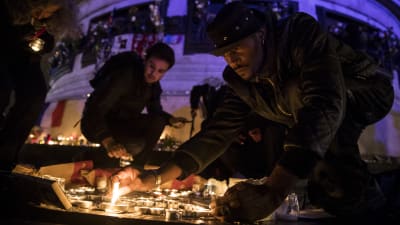 Mänskor minns de döda i terrordådet i Paris 2015.