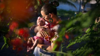 kvinna med barn som har mikrocefali i Brasilien