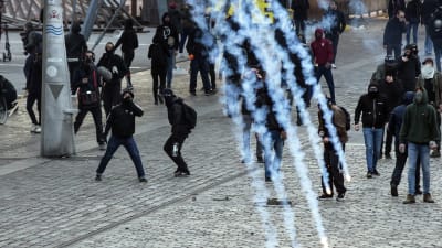 Kravallpolis drabbade samman med demonstranter utanför Marine Le Pens valmöte.