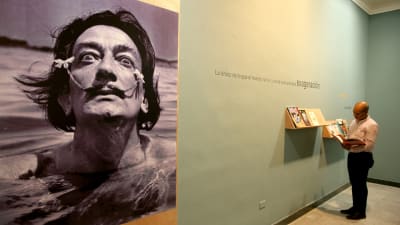 Fotografi av Salvador Dali på ett museum.